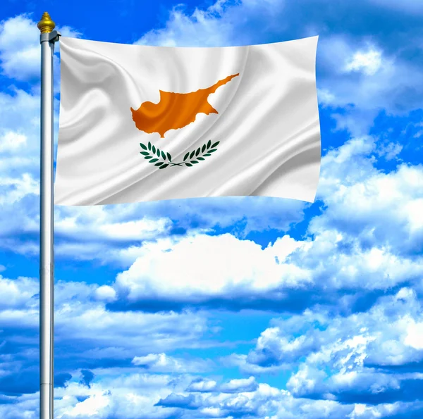 Chipre ondeando bandera contra el cielo azul — Foto de Stock