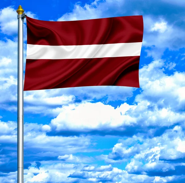 푸른 하늘에 대 한 깃발을 흔들며 라트비아 — 스톡 사진