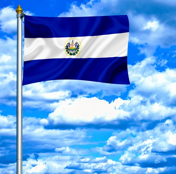 Сальвадор размахивает флагом на фоне голубого неба — стоковое фото