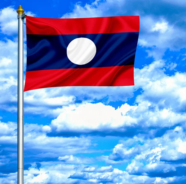 Laos agitant le drapeau contre le ciel bleu — Photo