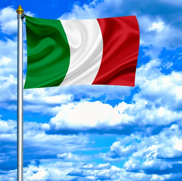 Italie agitant le drapeau contre le ciel bleu — Photo