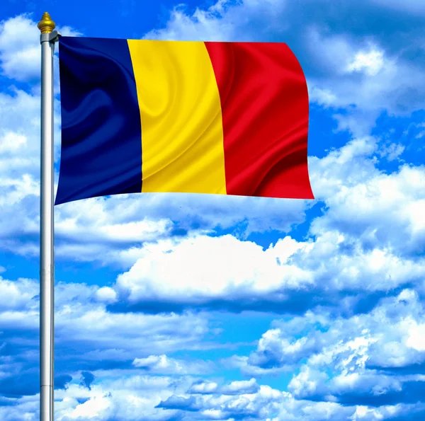 Rumänien schwenkt Flagge gegen blauen Himmel — Stockfoto