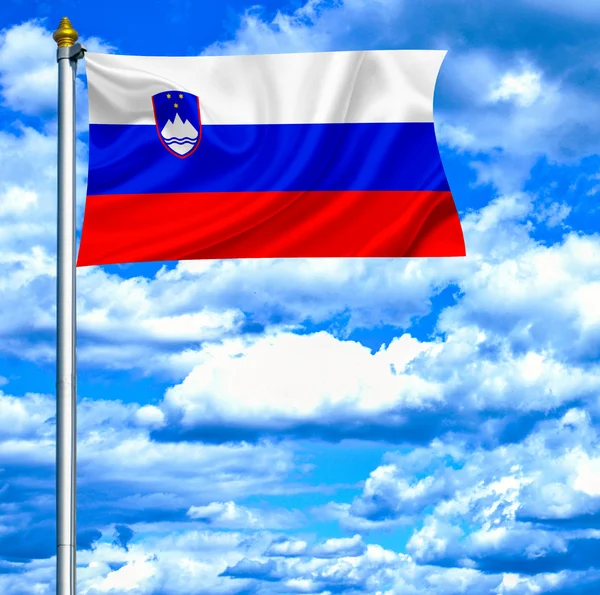Slowenien schwenkt Flagge gegen blauen Himmel — Stockfoto