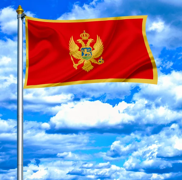Montenegro sventola bandiera contro il cielo blu — Foto Stock