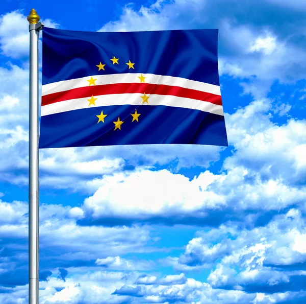 Cape verde mavi gökyüzü karşı bayrak sallayarak — Stok fotoğraf