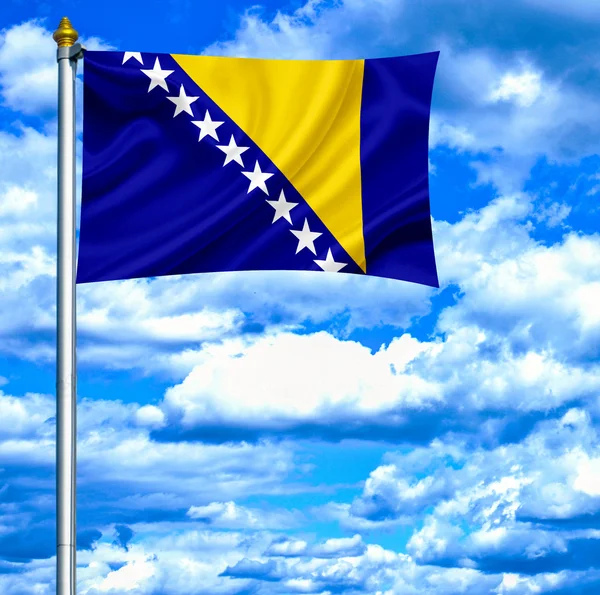Bośnia i Hercegowina macha flagą przeciw błękitne niebo — Zdjęcie stockowe