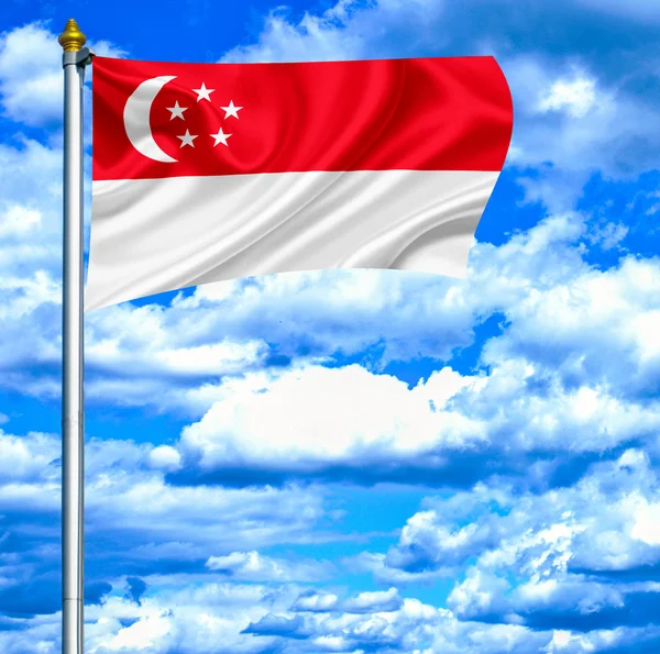 Singapore schwenkt Flagge gegen blauen Himmel — Stockfoto