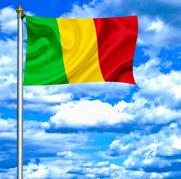 Мали размахивает флагом на фоне голубого неба — стоковое фото