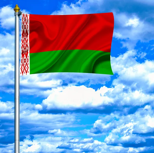 Białoruś macha flagą przeciw błękitne niebo — Zdjęcie stockowe