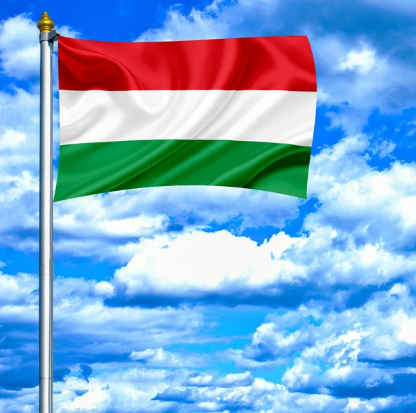 Węgry macha flagą przeciw błękitne niebo — Zdjęcie stockowe