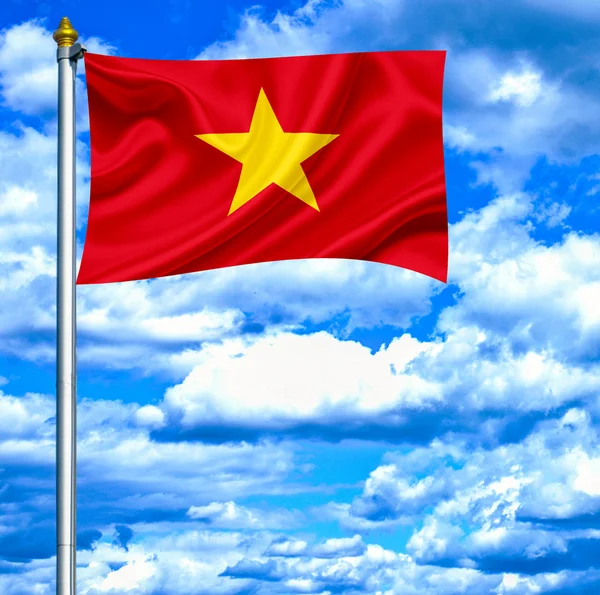 Vietnam zwaaien vlag tegen blauwe hemel — Stockfoto