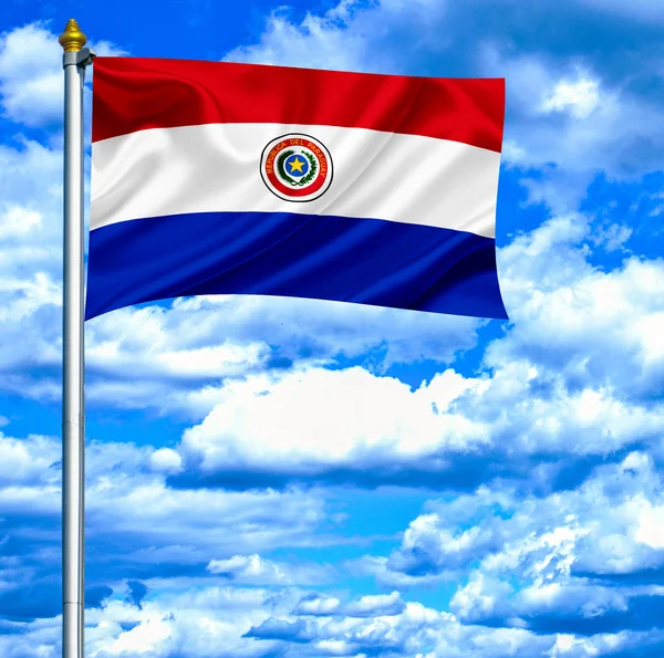 Парагвай размахивает флагом на фоне голубого неба — стоковое фото