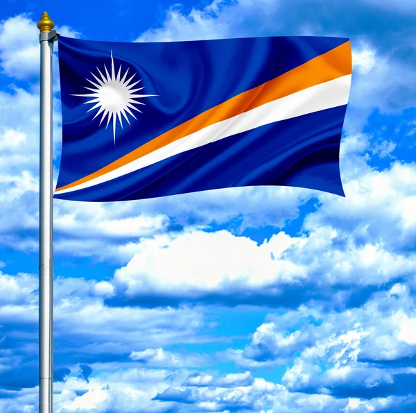Isole Marshall sventolando bandiera contro il cielo blu — Foto Stock