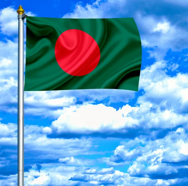 Bangladesh zwaaien vlag tegen blauwe hemel — Stockfoto