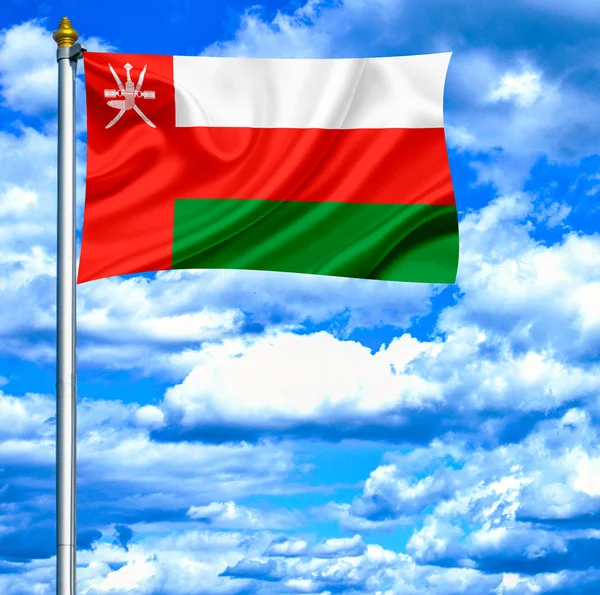 Оман размахивает флагом над голубым небом — стоковое фото