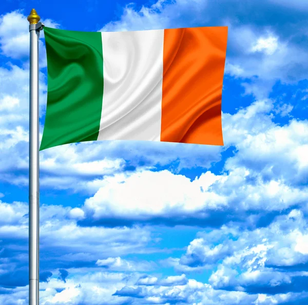 Irland schwenkt Flagge gegen blauen Himmel — Stockfoto
