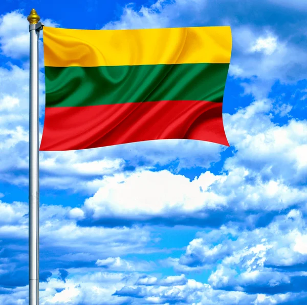 Litva mává vlajkou proti modré obloze — Stock fotografie