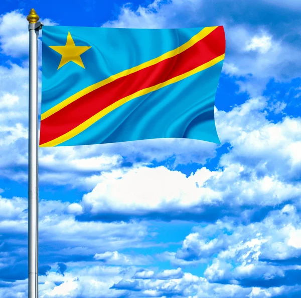 สาธารณรัฐประชาธิปไตยคองโกโบกธงกับท้องฟ้าสีฟ้า — ภาพถ่ายสต็อก