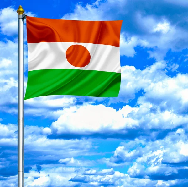 Niger schwenkt Flagge gegen blauen Himmel — Stockfoto