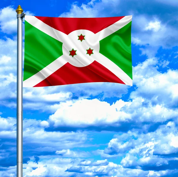 Drapeau du Burundi agitant contre le ciel bleu — Photo
