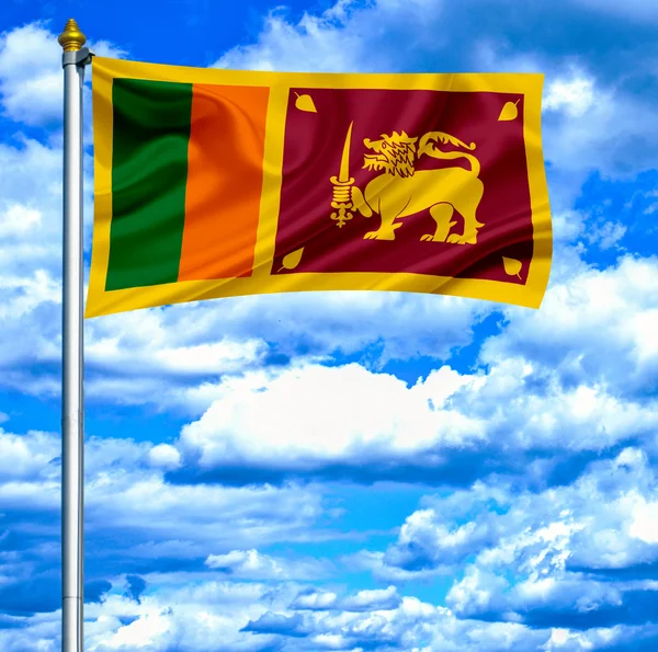 Шри-Ланка размахивает флагом на фоне голубого неба — стоковое фото