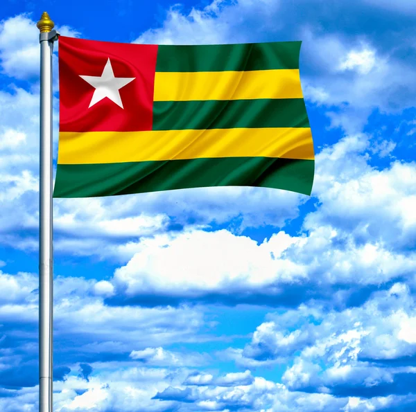 Togo sventola bandiera contro il cielo blu — Foto Stock
