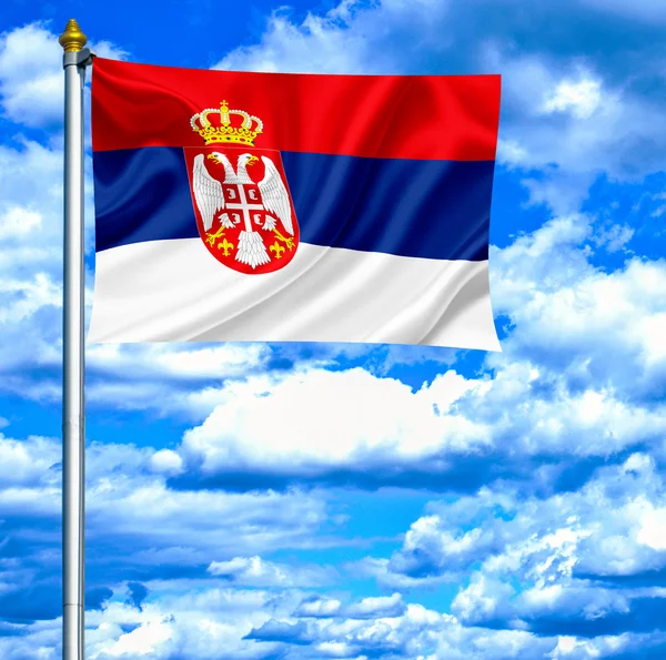 푸른 하늘에 대 한 깃발을 흔들며 세르비아 — 스톡 사진