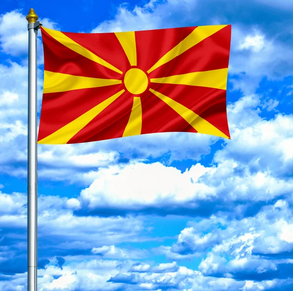 Mavi gökyüzü karşı bayrak sallayarak Makedonya — Stok fotoğraf