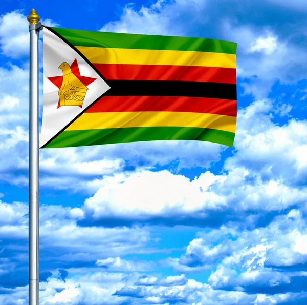 Simbabwe schwenkt Flagge gegen blauen Himmel — Stockfoto