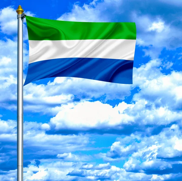 Serra Leoa agitando bandeira contra o céu azul — Fotografia de Stock