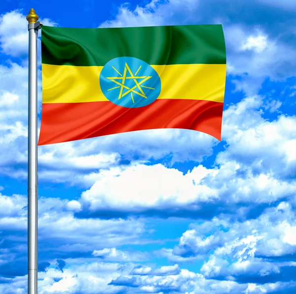 エチオピアの旗を振りながら青い空を背景 — ストック写真