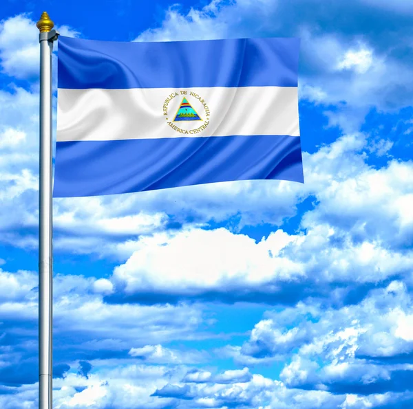 Nicaragua vinker flag mod blå himmel - Stock-foto