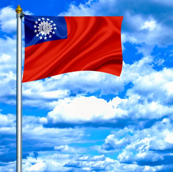 Μιανμάρ κυματίζει σημαία μπλε ουρανό — Φωτογραφία Αρχείου