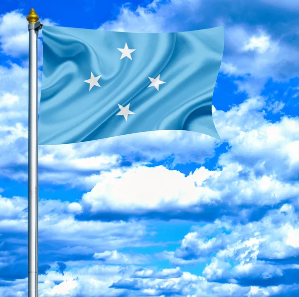 Mikronezya bayrak mavi gökyüzü — Stok fotoğraf
