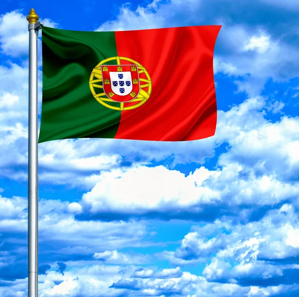 Portugal agitando bandeira contra o céu azul — Fotografia de Stock