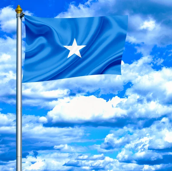 Somalia macha flagą przeciw błękitne niebo — Zdjęcie stockowe