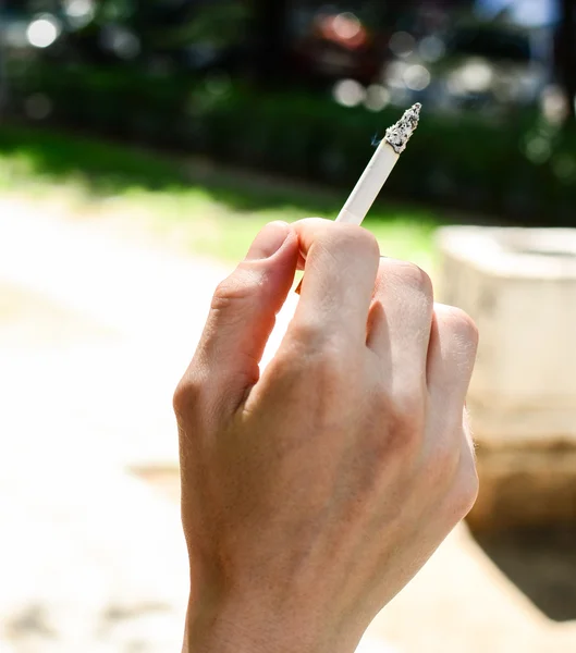 Žena drží v ruce cigaretu — Stock fotografie