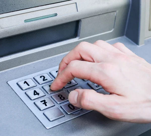 Hand invoeren van pincodes op ATM-bank machine — Stockfoto