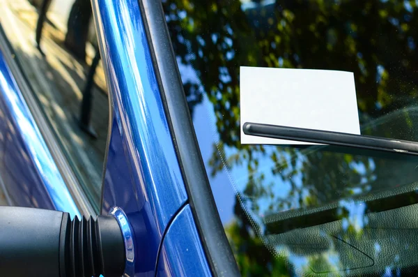 Tomt papper med kopia utrymme på bil vindrutan — Stockfoto