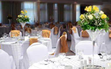 görkemli bir masa güzel Sarı çiçekli bir düğün için ayarla
