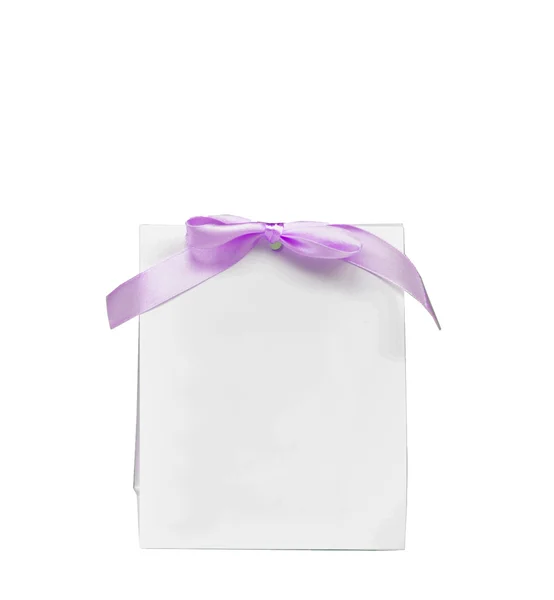 白で隔離される紫弓で白紙のメモ — ストック写真