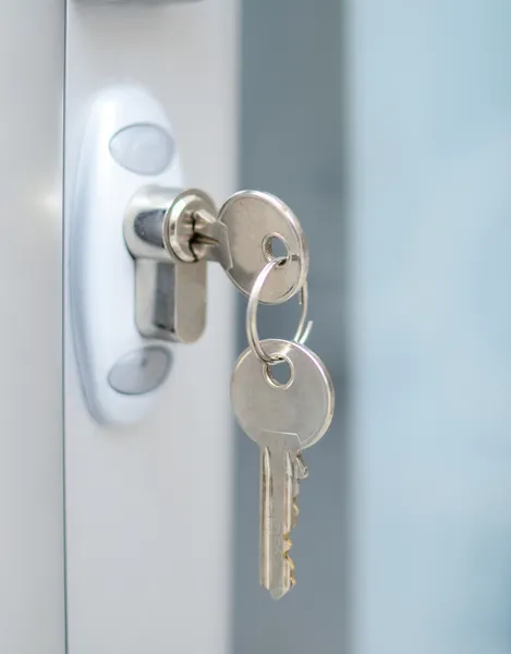 Fechadura de porta com chaves macro tiro - Conceito imobiliário — Fotografia de Stock