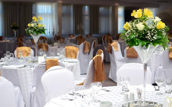 Fancy tavolo apparecchiato per un matrimonio con bellissimi fiori gialli — Foto Stock