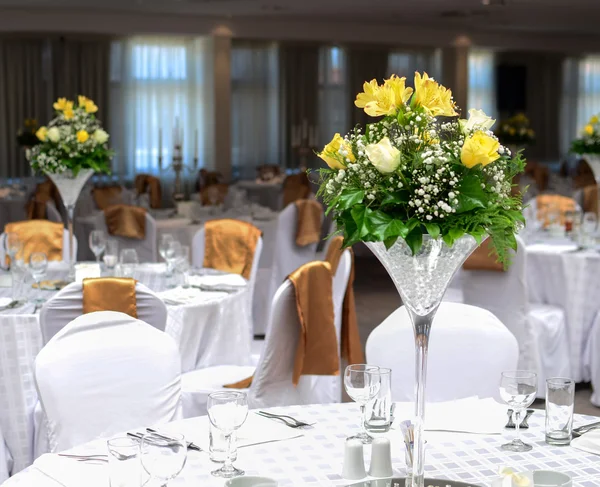 Flower arrangment on wedding tables — Stock Photo, Image