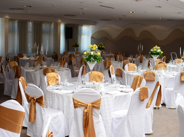 Restaurante con mesas para la cena de boda —  Fotos de Stock