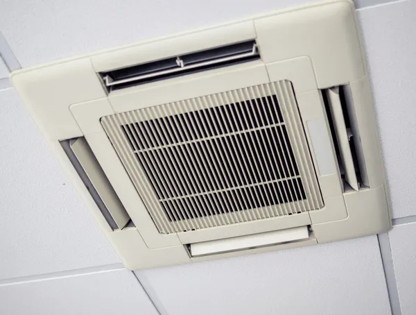 Sistema de ar condicionado moderno instalado no teto — Fotografia de Stock