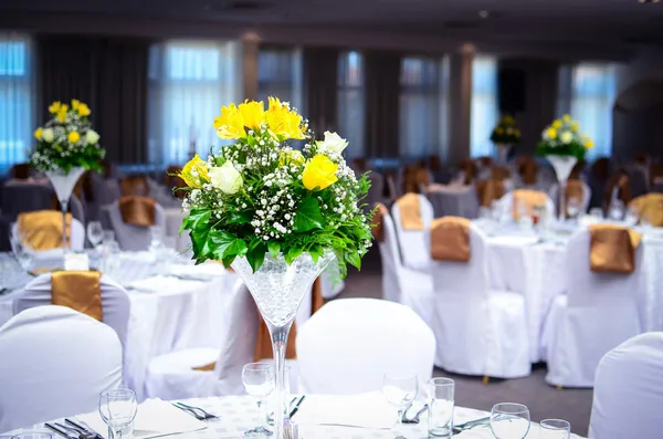 Görkemli bir masa bir düğün lucnh için ayarla — Stok fotoğraf