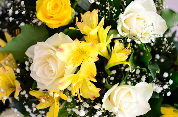 Flower arrangment with yellow roses — Stock Photo, Image