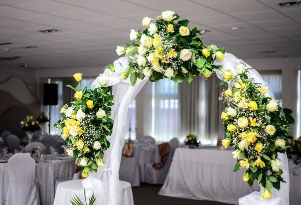美丽的婚纱花拱装饰的餐厅 — 图库照片