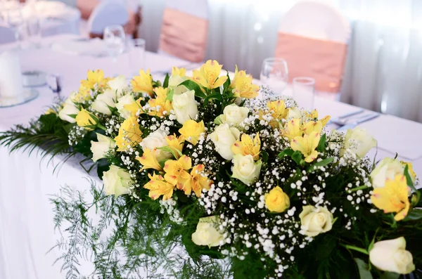 Decoração de flores na mesa de casamento — Fotografia de Stock